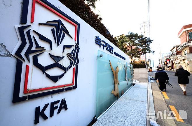 [서울=뉴시스] 김금보 기자 = 제55대 대한축구협회장 선거가 23일로 연기됐지만 허정무, 신문선 두 후보가 새로 잡힌 선거 일정을 인정할 수 없다며 반발하고 나섰다. 사진은 10일 서울 종로구 대한축구협회 축구회관. 2025.01.10. kgb@newsis.com