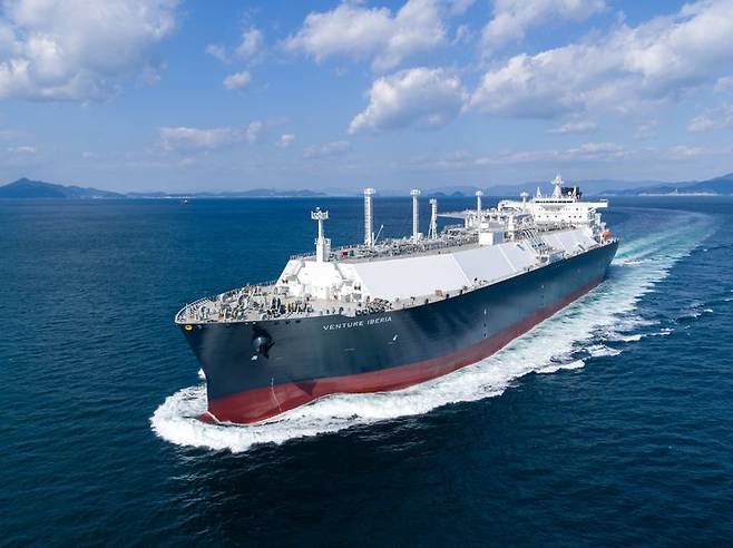 [서울=뉴시스] 한화에어로스페이스는 미국의 대표 LNG 생산 기업 벤처 글로벌과 구매계약을 체결했다고 27일 밝혔다. 사진은 한화오션이 건조한 친환경 LNG 운반선 (사진=한화에어로스페이스 제공) photo@newsis.com *재판매 및 DB 금지