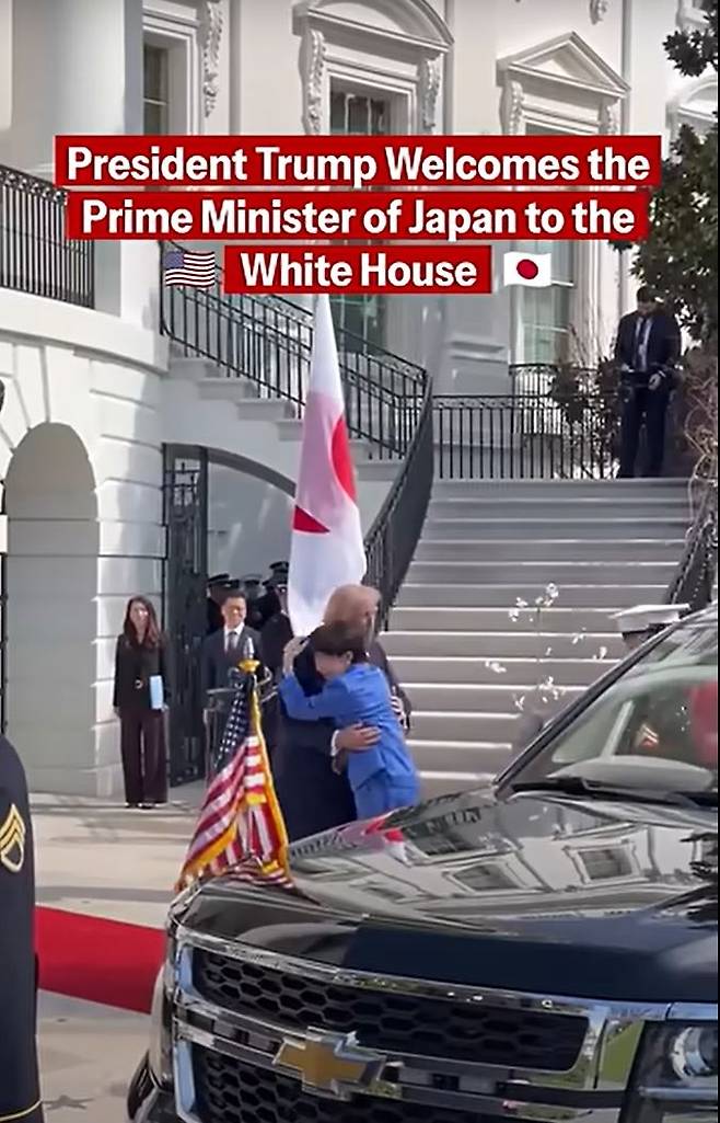 [서울=뉴시스] 미 백악관이 19일(현지 시간) 홈페이지에 공개한 16초 분량의 영상에는 이날 워싱턴 백악관에 도착한 다카이치 사나에 일본 총리가 마중 나온 도널드 트럼프 미국 대통령을 반갑게 끌어안는 장면이 담겼다. 2026.03.20. *재판매 및 DB 금지