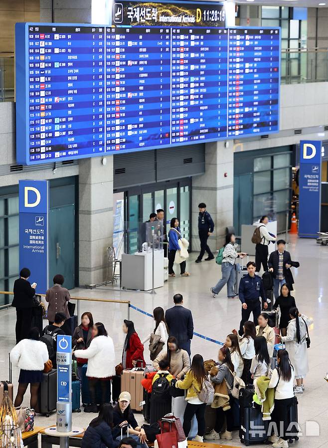[인천공항=뉴시스] 최진석 기자 = 방탄소년단(BTS)의 서울 광화문광장 컴백 공연을 하루 앞둔 20일 인천공항 제1여객터미널 입국장에서 이용객들이 이동하고 있다. 법무부는 BTS 공연 관람 등을 위해 입국하는 외국인 관광객이 급증할 것으로 예상되는 가운데 법무부가 인천국제공항에 대한 '특별 입국심사 대책'을 시행하고 있다. 2026.03.20. myjs@newsis.com
