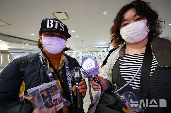 [인천공항=뉴시스] 최진석 기자 = 방탄소년단(BTS)의 서울 광화문광장 컴백 공연을 하루 앞둔 20일 인천공항 제1여객터미널에서 한국을 찾은 BTS 팬들이 응원봉 아미밤을 들고 있다.  2026.03.20. myjs@newsis.com