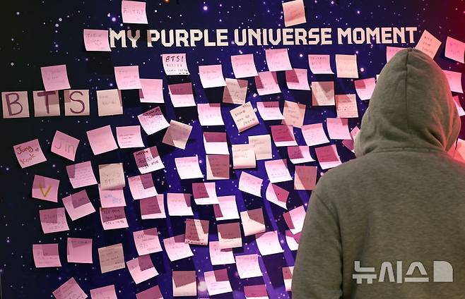 [인천공항=뉴시스] 최진석 기자 = 방탄소년단(BTS)의 서울 광화문광장 컴백 공연을 하루 앞둔 20일 인천공항 제1여객터미널 교통센터 하이커스테이션에 BTS 팬들이 붙인 메시지가 보이고 있다. 2026.03.20. myjs@newsis.com