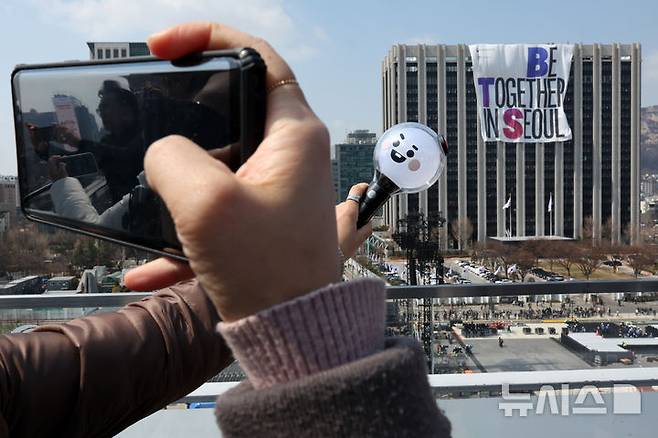 [서울=뉴시스] 박진희 기자 = BTS(방탄소년단) 컴백 광화문 공연 축하하는 대형 현수막 "BE TOGETHER IN SEOUL"이 20일 서울 종로구 정부종합청사 외벽에 설치되고 있다. 2026.03.20. pak7130@newsis.com