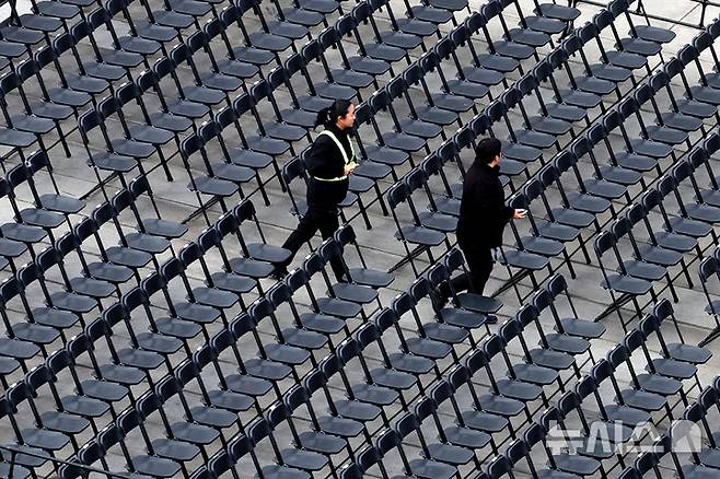 [서울=뉴시스] 박진희 기자 = BTS(방탄소년단) 컴백 광화문 공연을 앞둔 20일 서울 광화문광장에서 공연 준비작업이 이뤄지고 있다. 2026.03.20. pak7130@newsis.com