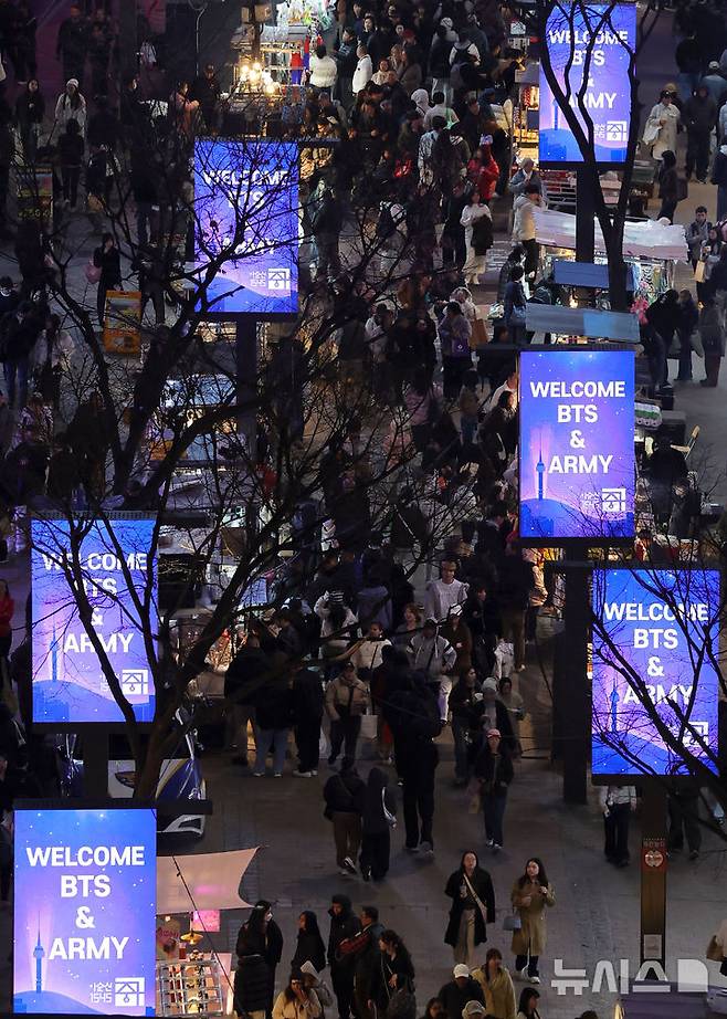 [서울=뉴시스] 홍효식 기자 = 방탄소년단(BTS)의 컴백 공연을 이틀 앞둔 19일 오후 서울 중구 명동 거리에서 BTS와 팬클럽 아미를 환영하는 메시지 영상이 미디어 폴을 통해 송출되고 있다. 2026.03.19. yesphoto@newsis.com