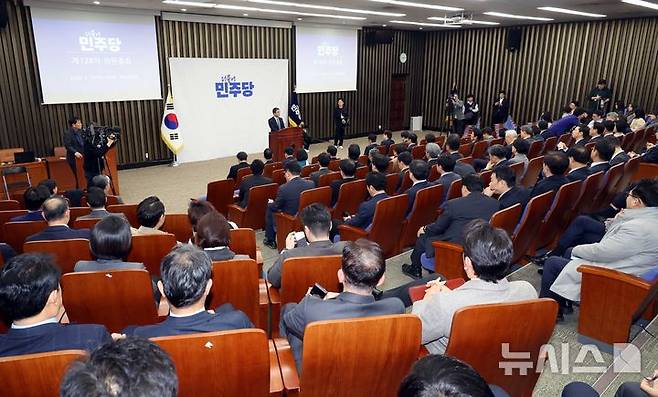 [서울=뉴시스] 조성봉 기자 = 한병도 더불어민주당 원내대표가 19일 오후 서울 여의도 국회에서 열린 의원총회에서 발언을 하고 있다. 2026.03.19. suncho21@newsis.com