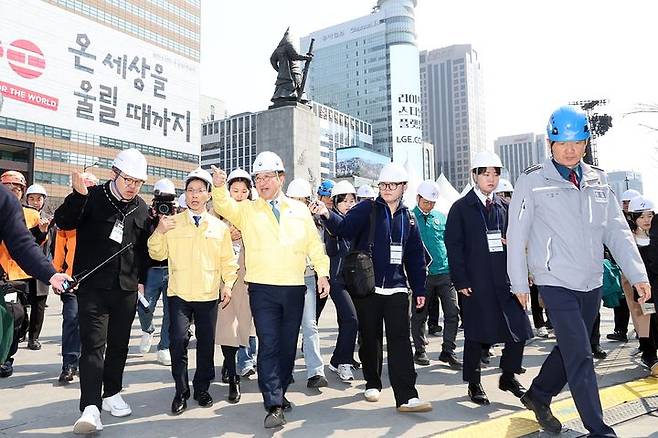 [서울=뉴시스] 윤호중 행정안전부 장관이 방탄소년단(BTS) 컴백 행사를 하루 앞둔 20일 오후 서울 종로구 광화문 일대를 찾아 안전관리 현장 상황을 점검하고 있다. (사진=행정안전부 제공) 2026.03.20. photo@newsis.com *재판매 및 DB 금지