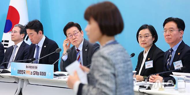 [서울=뉴시스] 최동준 기자 = 이재명 대통령이 20일 청와대에서 열린 '중소기업인과의 대화'에서 참석자 발언을 듣고 있다. (청와대통신사진기자단) 2026.03.20. photocdj@newsis.com