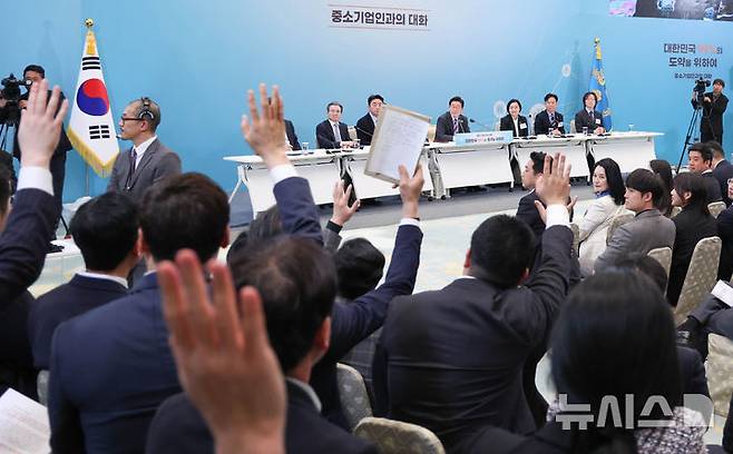 [서울=뉴시스] 최동준 기자 = 이재명 대통령이 20일 청와대에서 열린 '중소기업인과의 대화'에서 발언권을 요청하는 참석자들을 바라보고 있다. (청와대통신사진기자단) 2026.03.20. photocdj@newsis.com