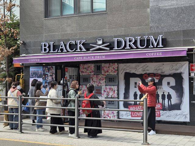 하이브 사옥 인근 방탄소년단 테마 카페를 찾은 팬들.