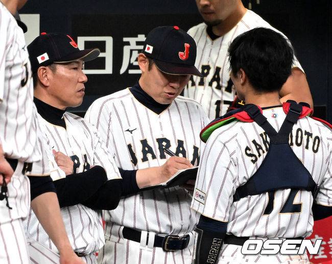 [OSEN=오사카(일본), 손용호 기자] 일본 이바타 히로카즈 감독이 포수 사카모토 세이시로를 불러 이야기하고 있다. 2026.03.02 /spjj@osen.co.kr