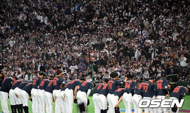 [OSEN=도쿄(일본), 손용호 기자] 경기 종료 후 일본 선수들이 관중석을 향해 인사를 하고 있다. 2026.03.06&nbsp;/spjj@osen.co.kr
