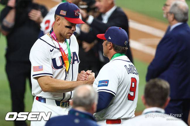 [사진] 미국 대표팀 마크 데로사 감독과 애런 저지. ⓒGettyimages(무단전재 및 재배포 금지)