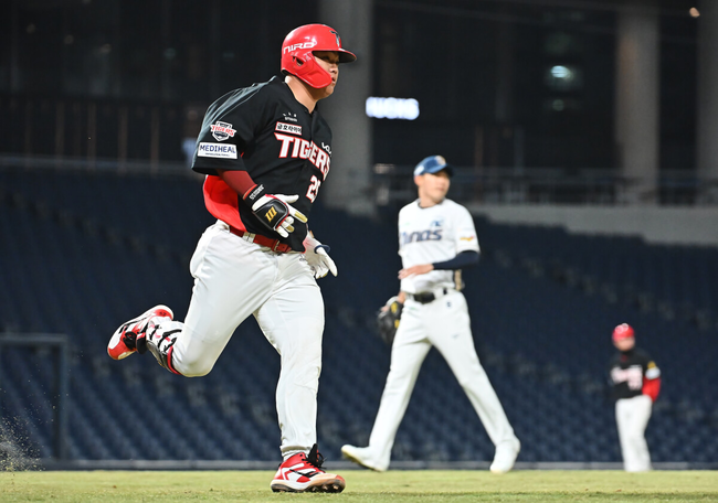[OSEN=창원, 이석우 기자] 16일 창원NC파크에서 2026 신한 SOL KBO 리그 시범경기 NC 다이노스와 KIA 타이거즈의 경기가 열렸다.홈팀 NC는 구창모가, 방문팀 KIA는 황동하가 선발 출전했다.KIA 타이거즈 한준수가 7회초 무사 우월 솔로 홈런을 치고 그라운드를 돌고 있다. 2026.03.16 / foto0307@osen.co.kr
