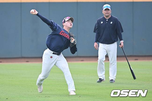 [OSEN=타이난(대만) , 이석우 기자] 프로야구 롯데 자이언츠가 31일(한국시간) 대만 타이난 아시아-태평양 국제야구센터에 스프링캠프를 차리고 구슬땀을 흘렸다.김태형 감독 등&nbsp;코치진과 투수&nbsp;20명,&nbsp;포수&nbsp;5명,&nbsp;내야수&nbsp;9명,&nbsp;외야수&nbsp;7명 등 총&nbsp;41명의 선수단이 1월 20일까지 1차 캠프에서 체력 강화와 기술 훈련을 치른 뒤 21일부터 3월 5일까지 일본 미야자키로 옮겨 2차 캠프에서 구춘리그에 참가해 실전 감각을 점검한다.롯데 박찬형이 훈련을 하고 있다. 2026.01.31 / foto0307@osen.co.kr