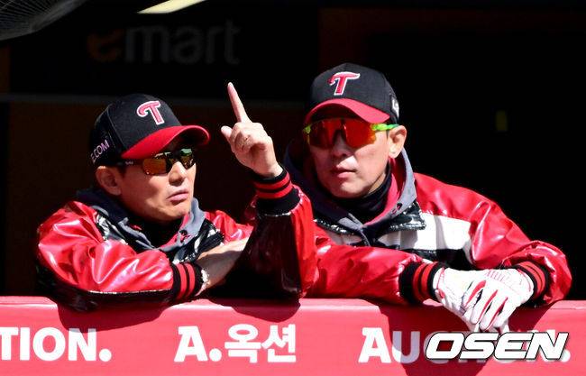 [OSEN=인천, 최규한 기자] 19일 인천 SSG랜더스필드에서 ‘2026 신한 SOL KBO리그’ 시범경기 SSG 랜더스와 LG 트윈스 경기가 열렸다.홈팀 SSG는 타케다 쇼타, 방문팀 LG는 송승기를 선발로 내세웠다. 3회말 수비 때 LG 염경엽 감독과 김광삼 투수코치가 대화를 나누고 있다. 2026.03.19 / dreamer@osen.co.kr