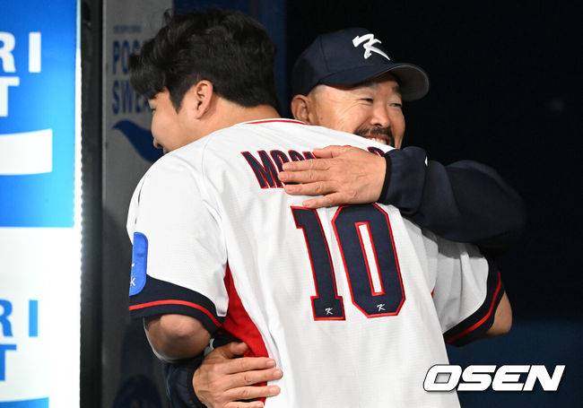 야구대표팀 문보경이 김용일 코치와 인사를 나누고 있다. / OSEN DB