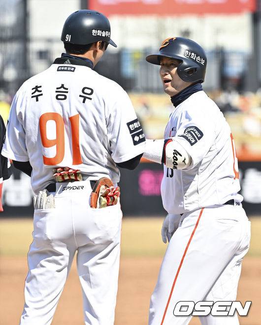 [OSEN=대전, 박준형 기자] 20일 오후 대전 한화생명볼파크에서 2026 신한 SOL KBO 리그 시범경기 한화 이글스와 KIA 타이거즈의 경기를 진행됐다.전날 한화는 4-5로 끌려가다 9회말 허인서의 동점 홈런과 김태연의 끝내기 홈런으로 7-5 역전승을 거두고 2연패를 끊었다.3회말 2사 3루 한화 최재훈이 1타점 적시타를 날린뒤 추승우 코치와 하이파이브를 하고 있다.   2026.03.20 / soul1014@osen.co.kr