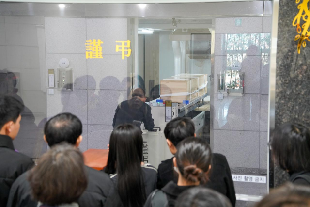 ▲유족, 지인, 조문객들이 고별실에서 화장로로 들어가는 관을 지켜보며 뚜안 씨의 마지막을 배웅했다. ⓒ경기이주평등연대