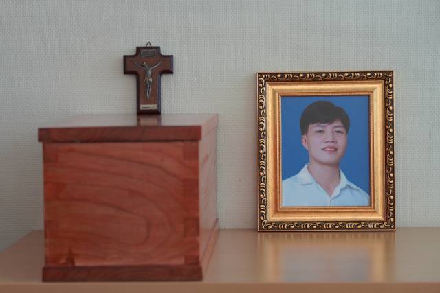 ▲유족대기실에 놓여 있는 뚜안 씨의 영정사진, 십자가와 유골함. ⓒ프레시안(손가영)