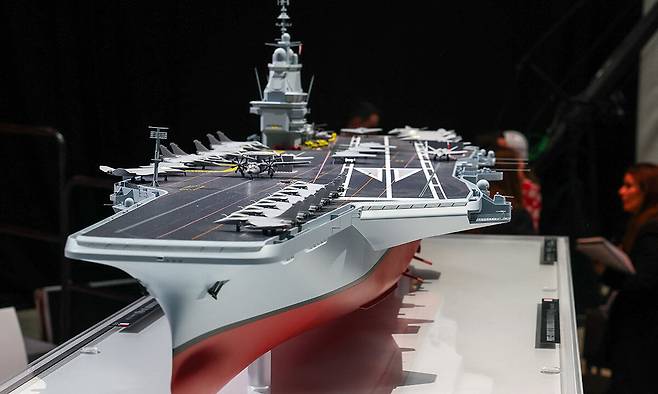 18일(현지시간) 공개된 프랑스의 새 핵 추진 항공모함 ‘프랑스 리브르’(2038년 취역 예정) 모형. 길이가 310m, 무게는 8만t으로 기존 핵항모 ‘샤를 드골’(길이 261m, 무게 4만2000t)보다 훨씬 더 크다. 탑승 승조원은 2000명, 탑재 가능 전투기는 30대다. EPA연합뉴스