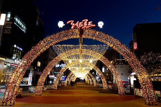 마포구 레드로드 R6 구간에 조성된 ‘별빛 터널’이 화려한 조명을 밝히고 있다. 마포구 제공