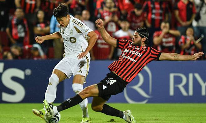 LAFC 손흥민(왼쪽)이 18일 코스타리카 알라후엘라 에스타디오 알레한드로 모레라 소토에서 열린 2026 북중미카리브해축구연맹(CONCACAF) 챔피언스컵 16강 2차전 알라후엘렌세와 원정 경기에서 상대 수비수로부터 거친 태클을 당하고 있다. 라후엘라=AFP연합뉴스