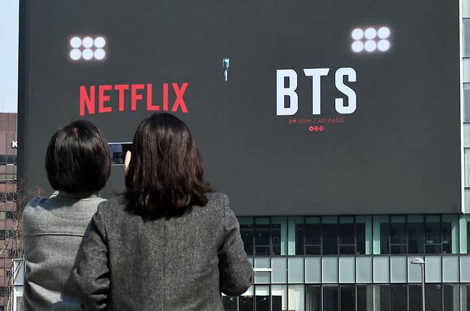 그룹 방탄소년단(BTS)의 컴백 공연을 하루 앞둔 20일 서울 종로구 광화문광장의 한 전광판에 관련 영상이 나오고 있다. 연합뉴스