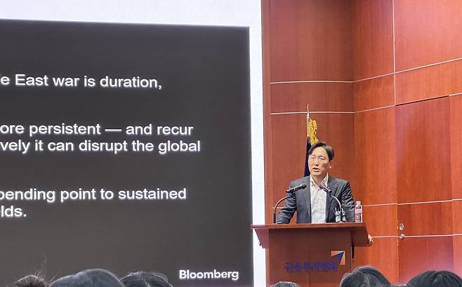 권효성 블룸버그 이코노미스트가 19일 서울 영등포구 여의도 금융투자협회 불스홀에서 열린 ‘호르무즈 위기 긴급 세미나’에서 발언하고 있다. 신지민 기자