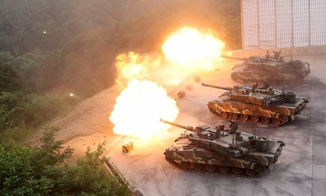육군 K2 전차가 강원 홍천군 매봉산 훈련장에서 표적을 향해 사격하고 있다.  연합뉴스