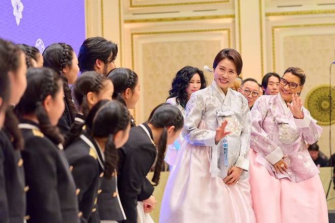 한복을 차려입은 김혜경 여사와 브라질 대통령 부인 잔자 룰라 다시우바 여사가 지난 2월23일 청와대에서 열린 국빈 방한 환영 만찬에 참석해 어린이들과 인사를 나누고 있다. /사진제공=청와대