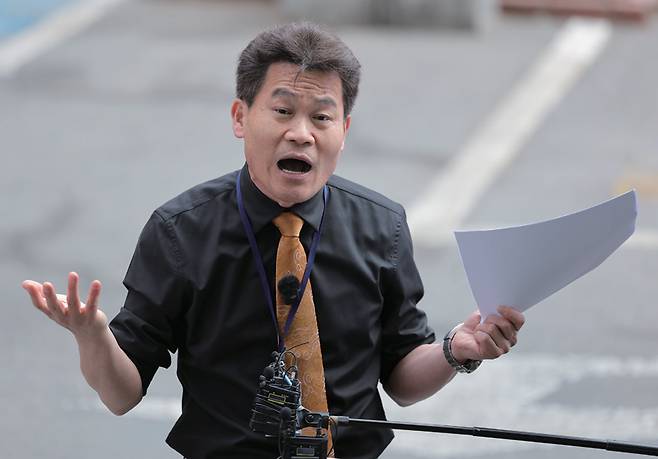 극우 성향 유튜버 전한길씨가 2월27일 동작구 서울경찰청 형사기동대에 피의자 신분으로 조사를 받기 위해 들어가며 발언하고 있다. ⓒ연합뉴스