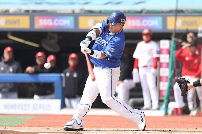삼성 최형우가 17일 인천 SSG와 시범경기서 타격하고 있다. 사진제공｜삼성 라이온즈
