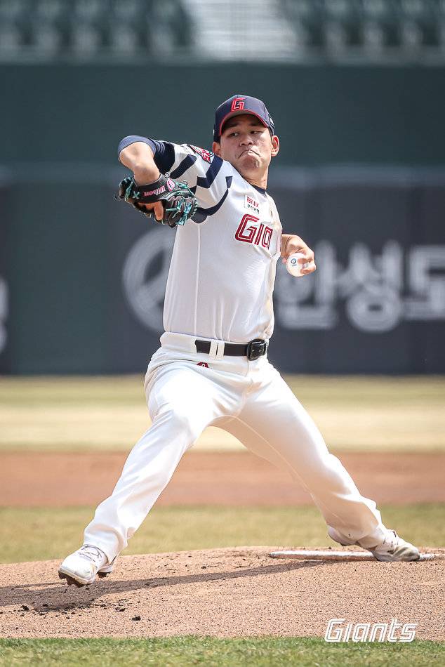 롯데 김진욱이 19일 사직구장서 열린 두산과 시범경기서 역투하고 있다. 사진제공|롯데 자이언츠
