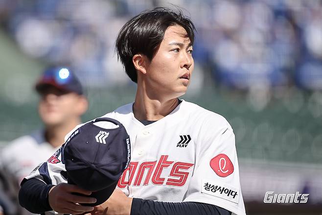 롯데 아시아쿼터 선수 쿄야마 마사야가 20일 사직구장서 열린 두산과 시범경기서 모자를 고쳐 쓰고 있다. 사진제공|롯데 자이언츠