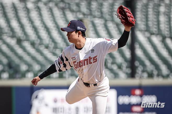 롯데 아시아쿼터 선수 쿄야마 마사야가 20일 사직구장서 열린 두산과 시범경기서 역투하고 있다. 사진제공|롯데 자이언츠