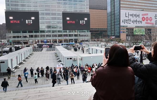방탄소년단(BTS) 컴백 공연을 하루 앞둔 20일 무대가 설치된 서울 광화문광장 일대 전광판에 공연을 알리는 영상 광고가 나오고 있다. 정지윤 선임기자