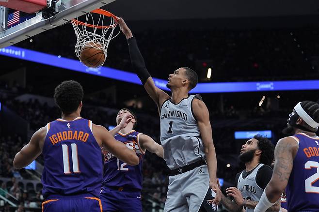 샌안토니오 웸반야마가 20일 피닉스전에서 덩크슛을 터뜨리고 있다. AP연합뉴스