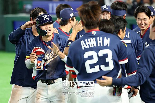 ▲ 5점 차를 만드는 득점을 올리고 환호하는 박해민과 그를 환영하는 선수들.