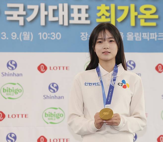 ▲ 2026 밀라노·코르티나담페초 동계올림픽 스노보드 종목에서 금메달을 딴 최가온이 9일 서울 송파구 올림픽파크텔에서 열린 미디어데이에서 메달을 걸고 기념 촬영을 하고 있다. ⓒ연합뉴스