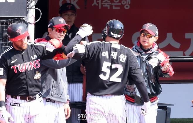 지난 17일 홈런을 터뜨린 이재원(가운데)을 염경엽 감독이 독려하고 있다. /사진=강영조 선임기자