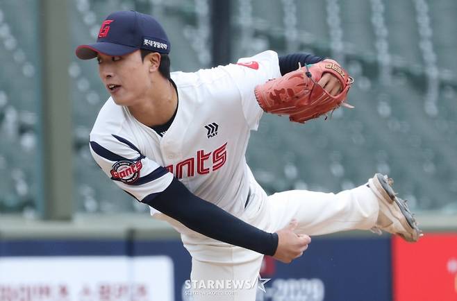 2026 신한 SOL Bank KBO리그 시범경기 롯데 자이언츠 대 KT 위즈 경기가 12일 부산 사직야구장에서 열렸다.  롯데 박정민이 역투하고 있다. /사진=김진경 대기자