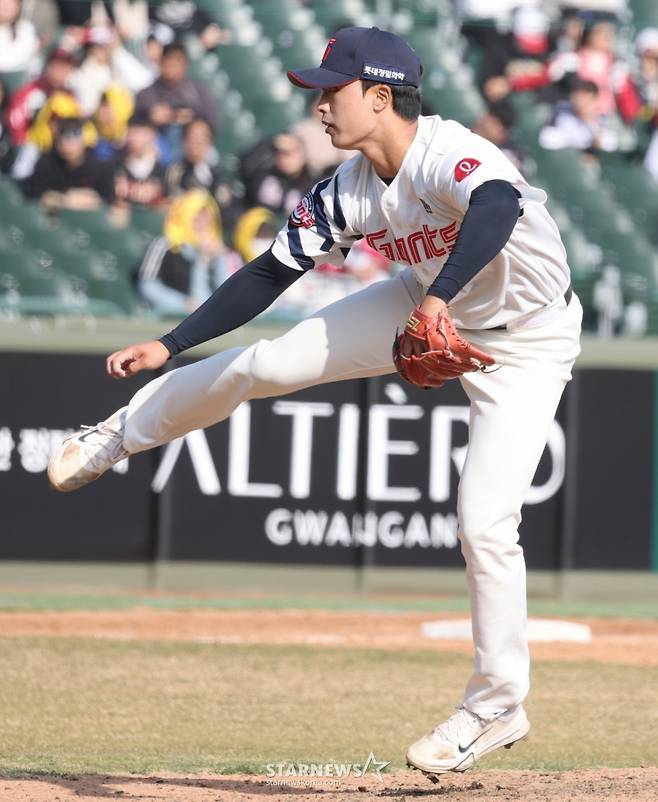 2026 신한 SOL Bank KBO리그 시범경기 롯데 자이언츠 대 LG 트윈스 경기가 14일 부산 사직야구장에서 열렸다. 롯데 박정민이 역투하고 있다. /사진=김진경 대기자