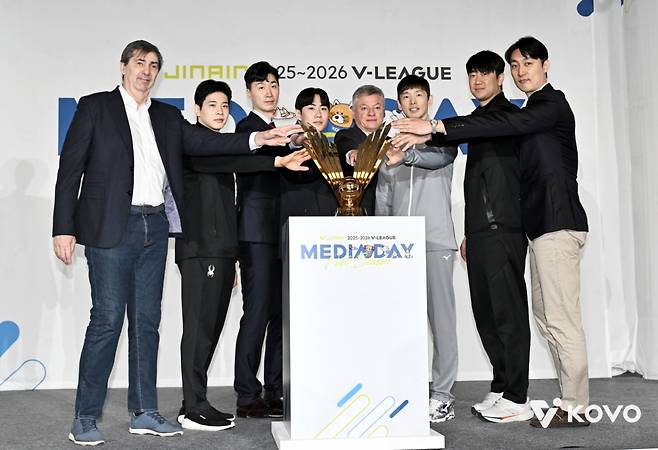 20일 서울 강남구 호텔 리베라 청담에서 열린 진에어 2025~2026 V-리그 포스트시즌 미디어데이에 참석한 포스트시즌 진출팀 감독과 선수들. /사진=한국배구연맹 제공