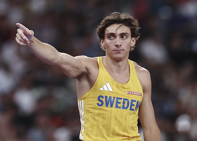 아먼드 듀플랜티스가 지난해 9월 15일 일본 도쿄에서 열린 2025 도쿄 세계육상선수권대회 남자 장대높이뛰기 결선에서 바를 넘은 뒤 어딘가를 가리키고 있다. 로이터