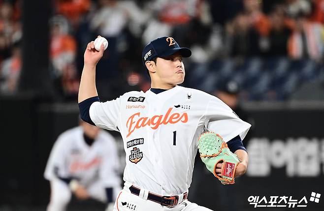 한화 이글스 우완투수 문동주가 0일 대전 한화생명 볼파크에서 열린 2026 신한 SOL KBO리그 KIA 타이거즈와의 시범경기에 선발 등판해 2이닝 4피안타 무사사구 1탈삼진 2실점을 기록했다. 이날 문동주의 최고구속은 149km/h였다. 1회초에는 직구 구속이 138km까지 떨어지기도 했다. 엑스포츠뉴스 DB