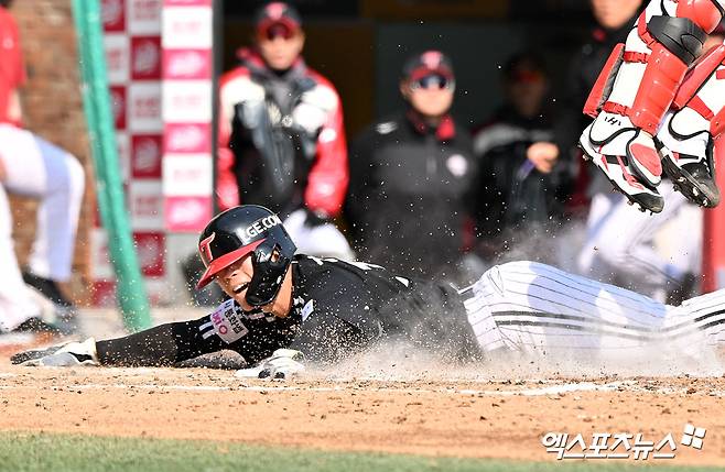 20일 오후 인천SSG랜더스필드에서 열린 '2026 신한 SOL Bank KBO리그' LG 트윈스와 SSG 랜더스의 시범경기, 7회초 무사 2,3루 LG 강민균이 천성호의 1타점 희생플라이때 득점에 성공하고 있다. 인천, 김한준 기자