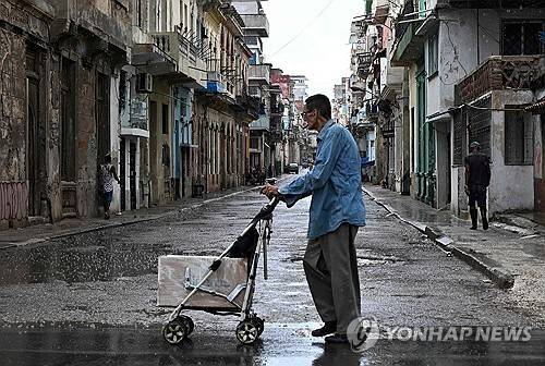 카트를 끌고 있는 쿠바 주민 [AFP=연합뉴스]