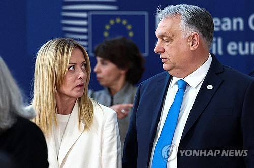 19일 브뤼셀에서 열린 EU 정상회의에서 오르반 헝가리 총리를 쳐다보는 멜로니 이탈리아 총리(왼쪽)[로이터 연합뉴스 자료사진]