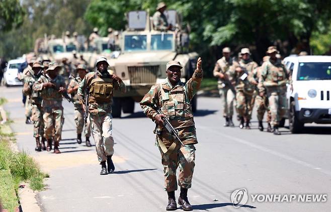 11일(현지시간) 남아프리카공화국 요하네스버그 외곽 리버리 지역에서 군인들이 경찰 지원을 위해 거리를 순찰하고 있다.[로이터=연합뉴스 자료사진. 재판매 및 DB 금지]